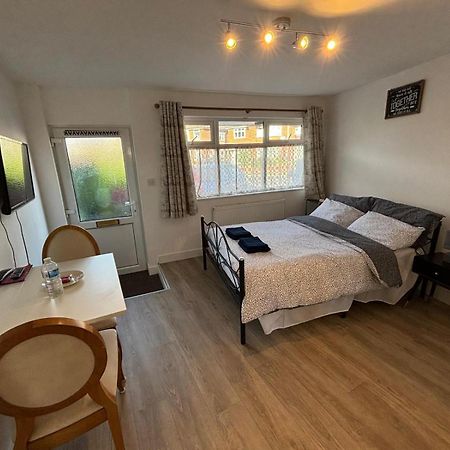 Modern & Cozy Gem - 10Min To City Center - Parking Йорк Екстериор снимка