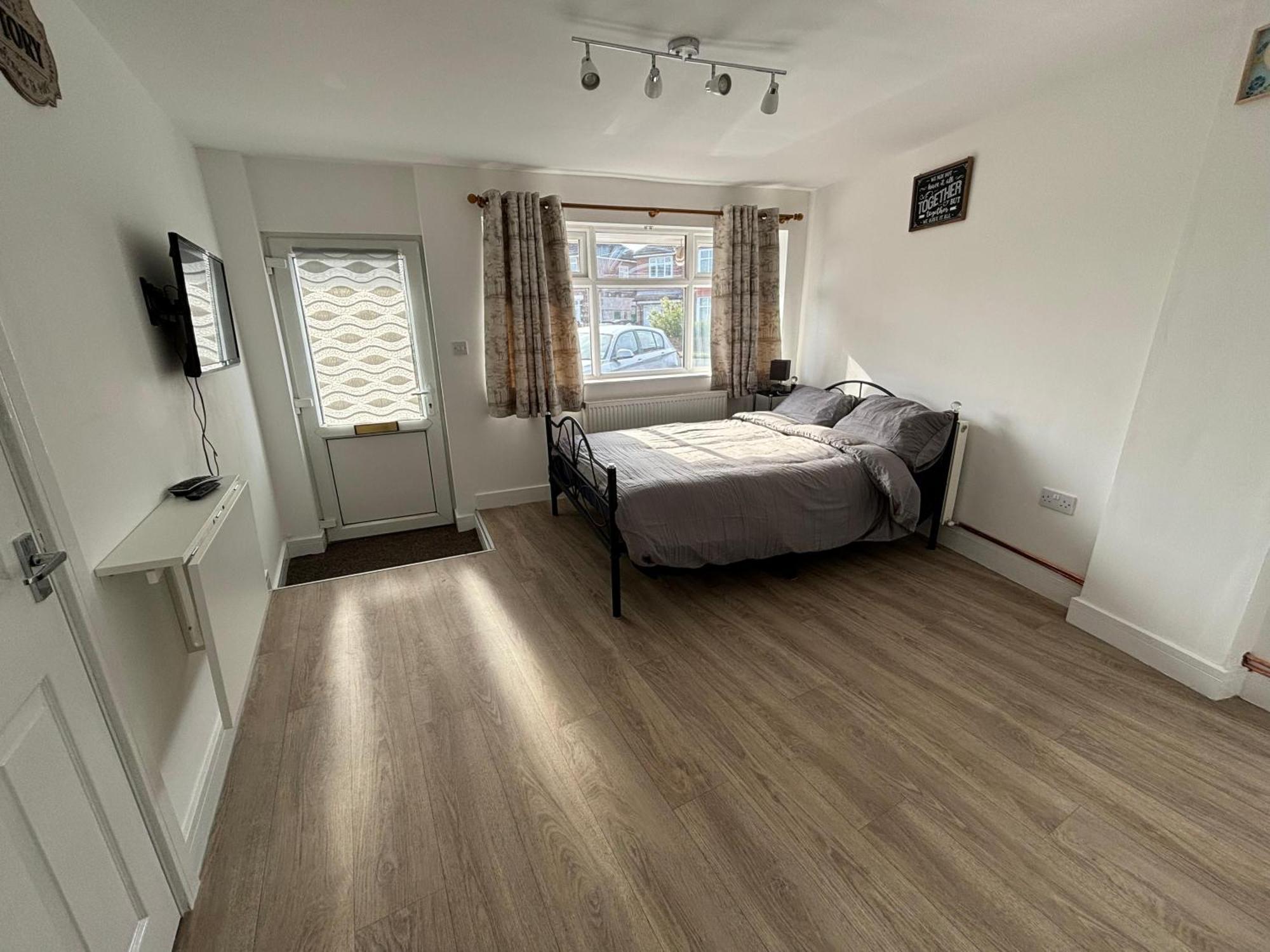 Modern & Cozy Gem - 10Min To City Center - Parking Йорк Екстериор снимка