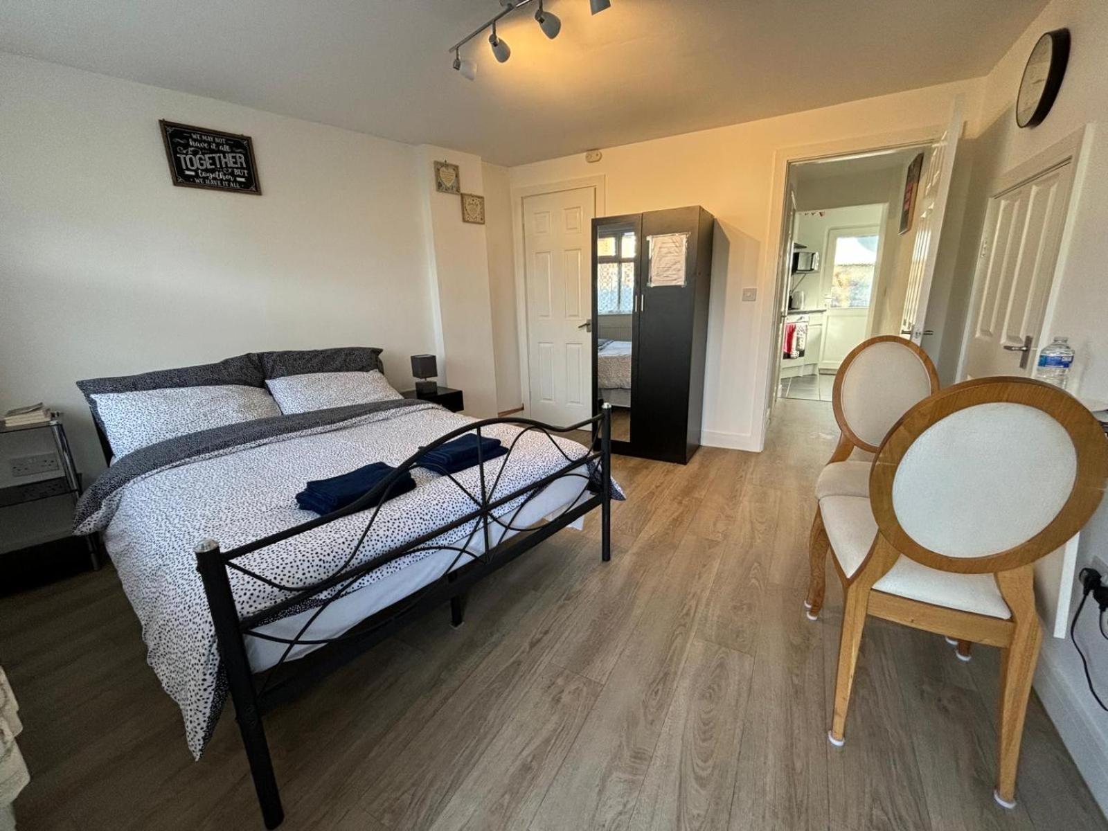 Modern & Cozy Gem - 10Min To City Center - Parking Йорк Екстериор снимка