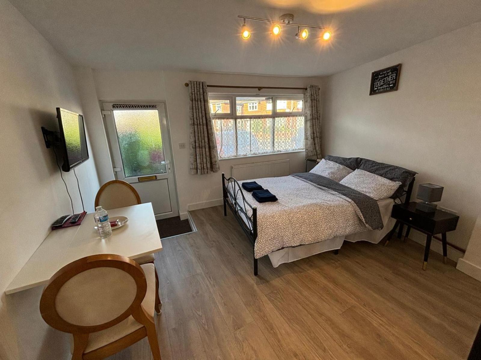Modern & Cozy Gem - 10Min To City Center - Parking Йорк Екстериор снимка